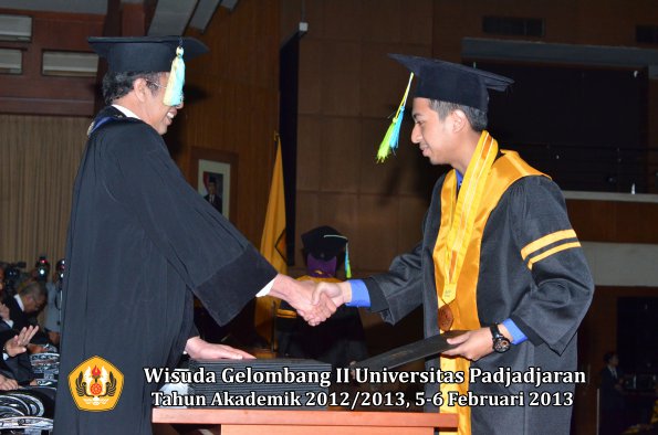 wisuda-unpad-gel-ii-ta-2012_2013-fakultas-farmasi-oleh-dekan-093