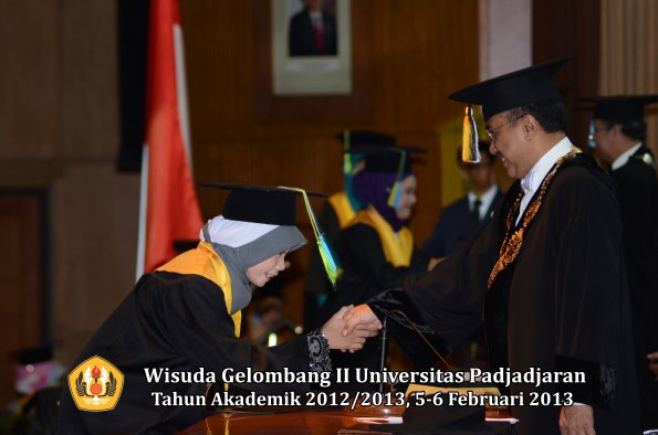 wisuda-unpad-gel-ii-ta-2012_2013-fakultas-farmasi-oleh-rektor-008