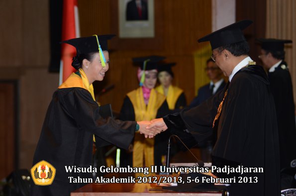 wisuda-unpad-gel-ii-ta-2012_2013-fakultas-farmasi-oleh-rektor-031