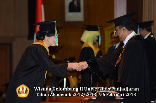 wisuda-unpad-gel-ii-ta-2012_2013-fakultas-farmasi-oleh-rektor-051