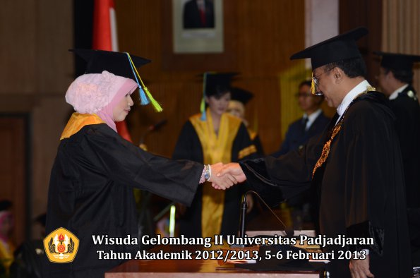 wisuda-unpad-gel-ii-ta-2012_2013-fakultas-farmasi-oleh-rektor-072