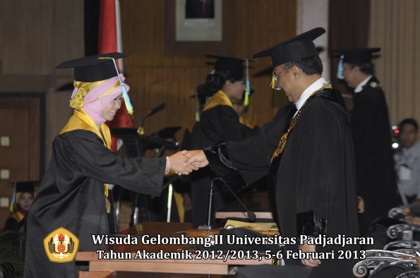 wisuda-unpad-gel-ii-ta-2012_2013-fakultas-farmasi-oleh-rektor-104