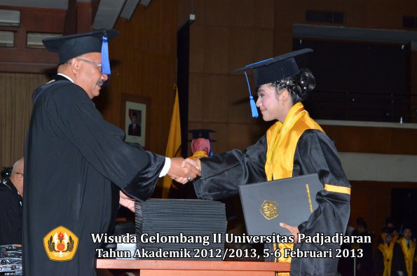 wisuda-unpad-gel-ii-ta-2012_2013-fakultas-ilmu-sosial-dan-ilmu-politik-oleh-dekan-071