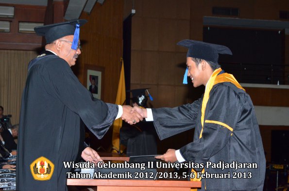 wisuda-unpad-gel-ii-ta-2012_2013-fakultas-ilmu-sosial-dan-ilmu-politik-oleh-dekan-128