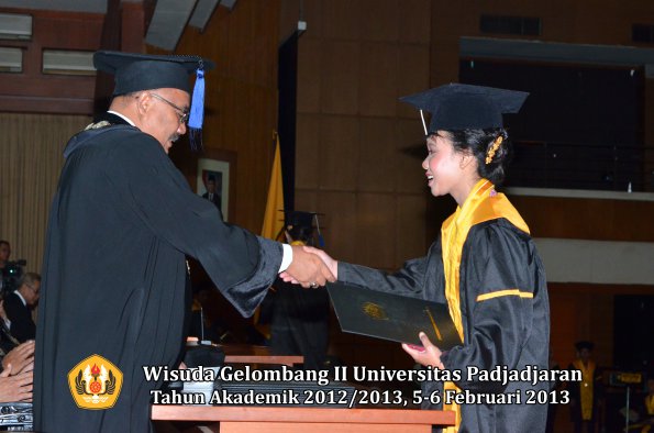 wisuda-unpad-gel-ii-ta-2012_2013-fakultas-ilmu-sosial-dan-ilmu-politik-oleh-dekan-131