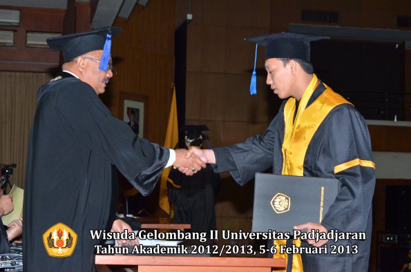 wisuda-unpad-gel-ii-ta-2012_2013-fakultas-ilmu-sosial-dan-ilmu-politik-oleh-dekan-157