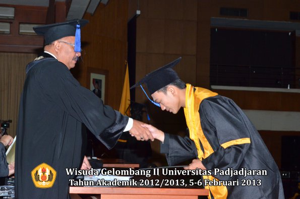 wisuda-unpad-gel-ii-ta-2012_2013-fakultas-ilmu-sosial-dan-ilmu-politik-oleh-dekan-159