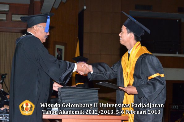 wisuda-unpad-gel-ii-ta-2012_2013-fakultas-ilmu-sosial-dan-ilmu-politik-oleh-dekan-163