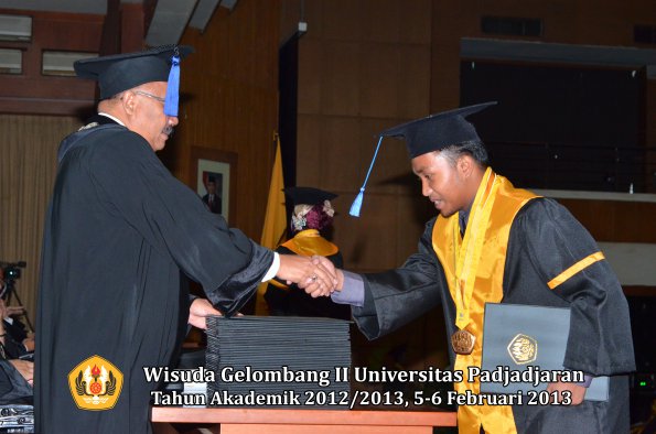 wisuda-unpad-gel-ii-ta-2012_2013-fakultas-ilmu-sosial-dan-ilmu-politik-oleh-dekan-165