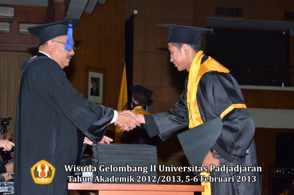 wisuda-unpad-gel-ii-ta-2012_2013-fakultas-ilmu-sosial-dan-ilmu-politik-oleh-dekan-167