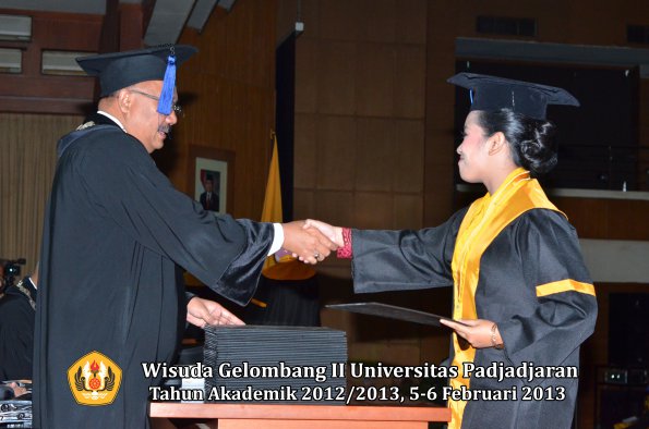 wisuda-unpad-gel-ii-ta-2012_2013-fakultas-ilmu-sosial-dan-ilmu-politik-oleh-dekan-172