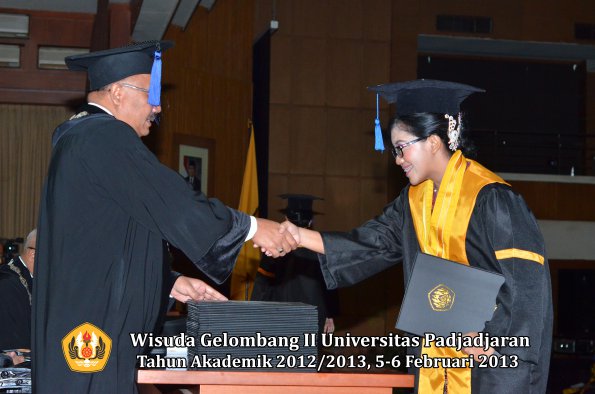 wisuda-unpad-gel-ii-ta-2012_2013-fakultas-ilmu-sosial-dan-ilmu-politik-oleh-dekan-173