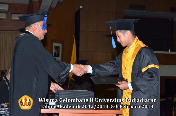 wisuda-unpad-gel-ii-ta-2012_2013-fakultas-ilmu-sosial-dan-ilmu-politik-oleh-dekan-176