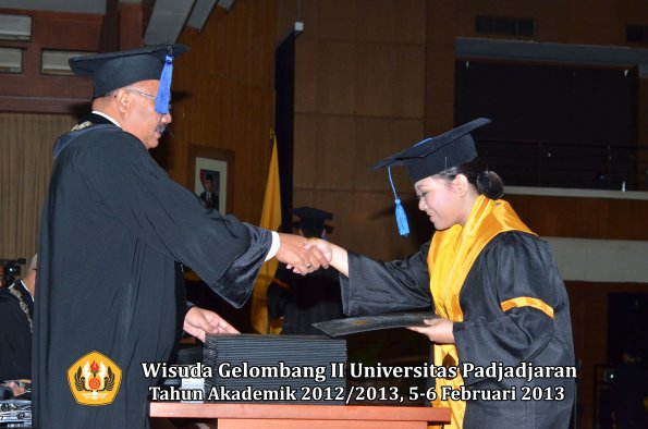 wisuda-unpad-gel-ii-ta-2012_2013-fakultas-ilmu-sosial-dan-ilmu-politik-oleh-dekan-177