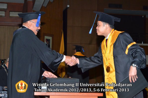 wisuda-unpad-gel-ii-ta-2012_2013-fakultas-ilmu-sosial-dan-ilmu-politik-oleh-dekan-180