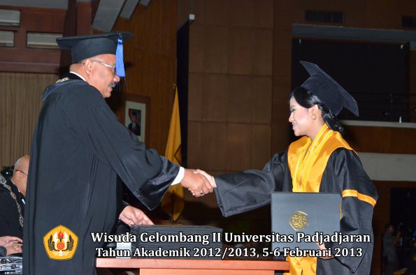 wisuda-unpad-gel-ii-ta-2012_2013-fakultas-ilmu-sosial-dan-ilmu-politik-oleh-dekan-186