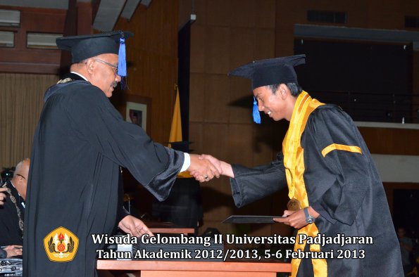 wisuda-unpad-gel-ii-ta-2012_2013-fakultas-ilmu-sosial-dan-ilmu-politik-oleh-dekan-195