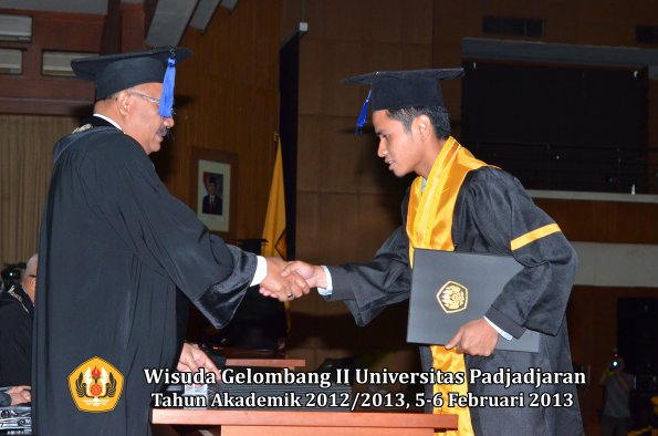 wisuda-unpad-gel-ii-ta-2012_2013-fakultas-ilmu-sosial-dan-ilmu-politik-oleh-dekan-199