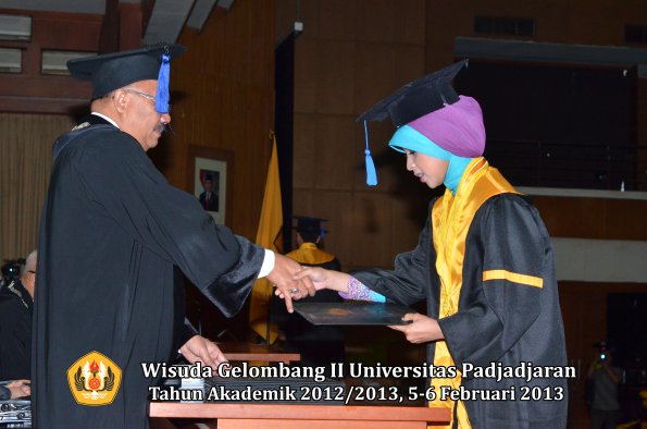 wisuda-unpad-gel-ii-ta-2012_2013-fakultas-ilmu-sosial-dan-ilmu-politik-oleh-dekan-200