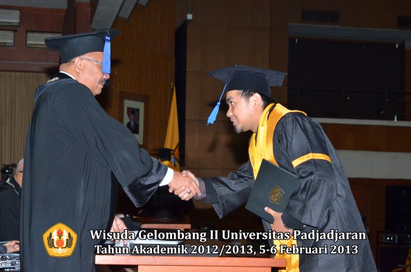 wisuda-unpad-gel-ii-ta-2012_2013-fakultas-ilmu-sosial-dan-ilmu-politik-oleh-dekan-205