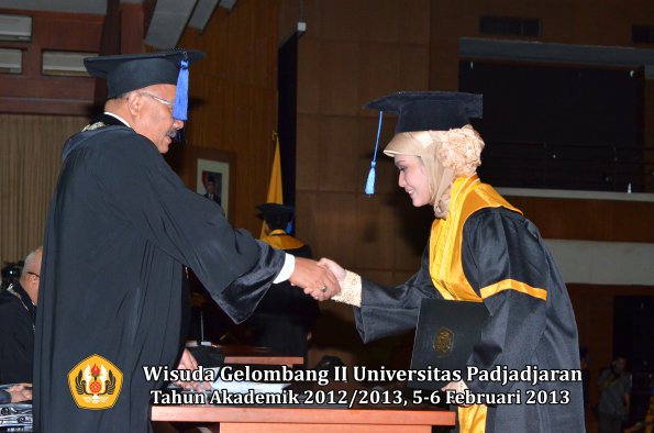 wisuda-unpad-gel-ii-ta-2012_2013-fakultas-ilmu-sosial-dan-ilmu-politik-oleh-dekan-208