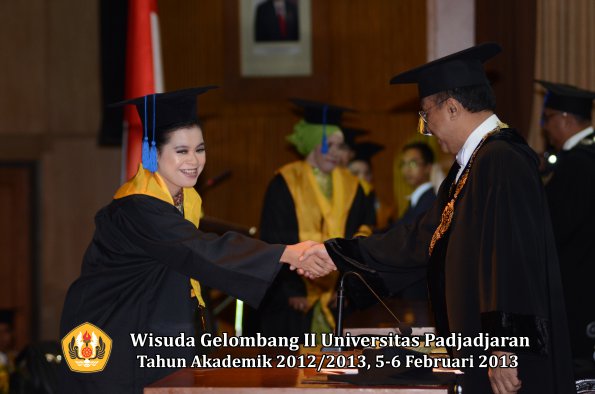 wisuda-unpad-gel-ii-ta-2012_2013-fakultas-ilmu-sosial-dan-ilmu-politik-oleh-rektor-009