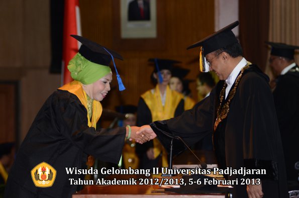 wisuda-unpad-gel-ii-ta-2012_2013-fakultas-ilmu-sosial-dan-ilmu-politik-oleh-rektor-010