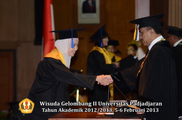 wisuda-unpad-gel-ii-ta-2012_2013-fakultas-ilmu-sosial-dan-ilmu-politik-oleh-rektor-012