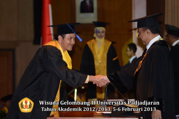 wisuda-unpad-gel-ii-ta-2012_2013-fakultas-ilmu-sosial-dan-ilmu-politik-oleh-rektor-015