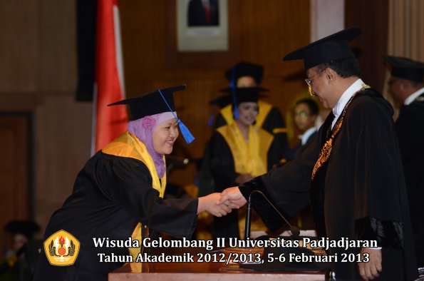 wisuda-unpad-gel-ii-ta-2012_2013-fakultas-ilmu-sosial-dan-ilmu-politik-oleh-rektor-019