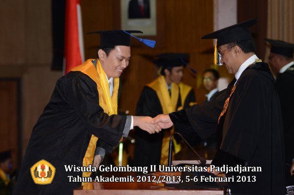 wisuda-unpad-gel-ii-ta-2012_2013-fakultas-ilmu-sosial-dan-ilmu-politik-oleh-rektor-022