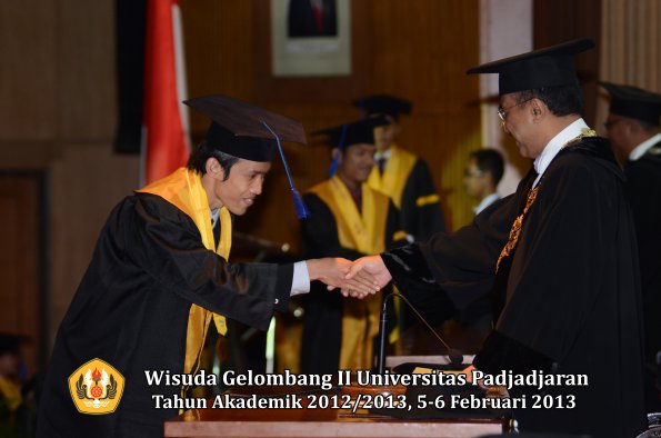 wisuda-unpad-gel-ii-ta-2012_2013-fakultas-ilmu-sosial-dan-ilmu-politik-oleh-rektor-023