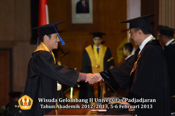 wisuda-unpad-gel-ii-ta-2012_2013-fakultas-ilmu-sosial-dan-ilmu-politik-oleh-rektor-024