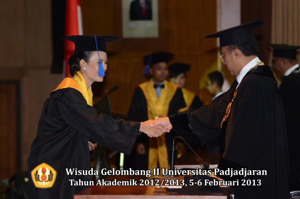 wisuda-unpad-gel-ii-ta-2012_2013-fakultas-ilmu-sosial-dan-ilmu-politik-oleh-rektor-033