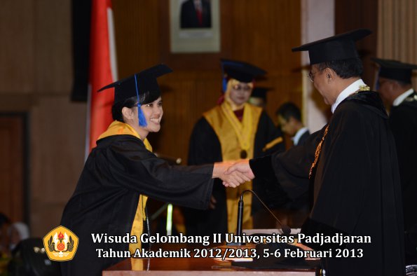 wisuda-unpad-gel-ii-ta-2012_2013-fakultas-ilmu-sosial-dan-ilmu-politik-oleh-rektor-035