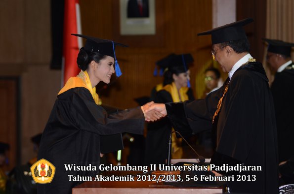 wisuda-unpad-gel-ii-ta-2012_2013-fakultas-ilmu-sosial-dan-ilmu-politik-oleh-rektor-039