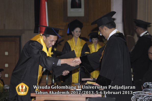 wisuda-unpad-gel-ii-ta-2012_2013-fakultas-ilmu-sosial-dan-ilmu-politik-oleh-rektor-049