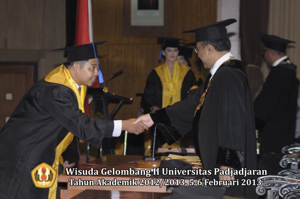 wisuda-unpad-gel-ii-ta-2012_2013-fakultas-ilmu-sosial-dan-ilmu-politik-oleh-rektor-057