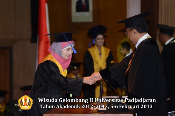 wisuda-unpad-gel-ii-ta-2012_2013-fakultas-ilmu-sosial-dan-ilmu-politik-oleh-rektor-063