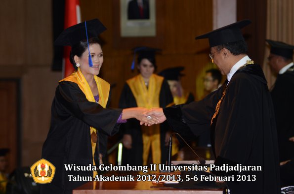 wisuda-unpad-gel-ii-ta-2012_2013-fakultas-ilmu-sosial-dan-ilmu-politik-oleh-rektor-064