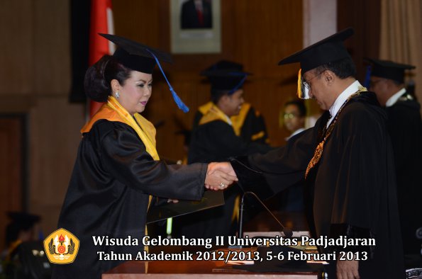 wisuda-unpad-gel-ii-ta-2012_2013-fakultas-ilmu-sosial-dan-ilmu-politik-oleh-rektor-065