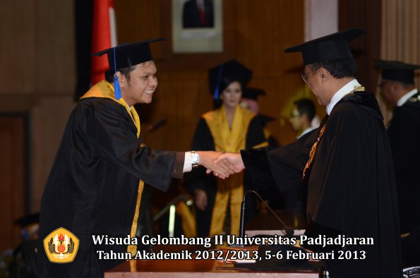 wisuda-unpad-gel-ii-ta-2012_2013-fakultas-ilmu-sosial-dan-ilmu-politik-oleh-rektor-068