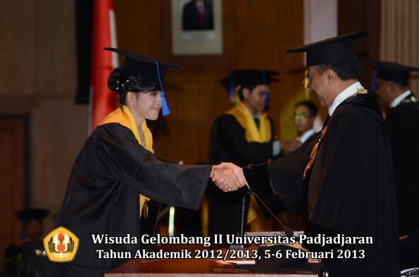 wisuda-unpad-gel-ii-ta-2012_2013-fakultas-ilmu-sosial-dan-ilmu-politik-oleh-rektor-071