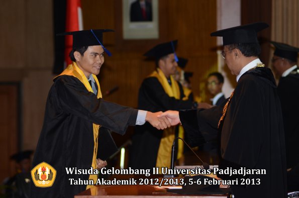 wisuda-unpad-gel-ii-ta-2012_2013-fakultas-ilmu-sosial-dan-ilmu-politik-oleh-rektor-072