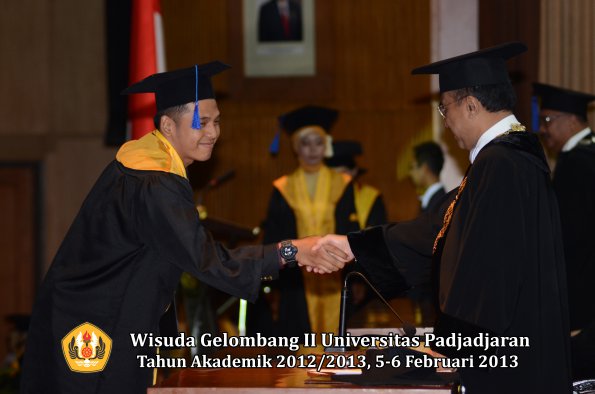 wisuda-unpad-gel-ii-ta-2012_2013-fakultas-ilmu-sosial-dan-ilmu-politik-oleh-rektor-073