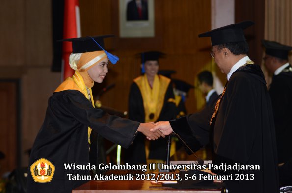 wisuda-unpad-gel-ii-ta-2012_2013-fakultas-ilmu-sosial-dan-ilmu-politik-oleh-rektor-074