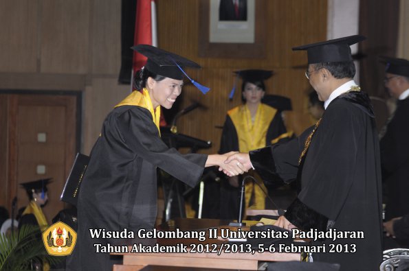 wisuda-unpad-gel-ii-ta-2012_2013-fakultas-ilmu-sosial-dan-ilmu-politik-oleh-rektor-075