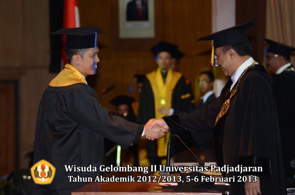 wisuda-unpad-gel-ii-ta-2012_2013-fakultas-ilmu-sosial-dan-ilmu-politik-oleh-rektor-076