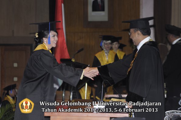 wisuda-unpad-gel-ii-ta-2012_2013-fakultas-ilmu-sosial-dan-ilmu-politik-oleh-rektor-077