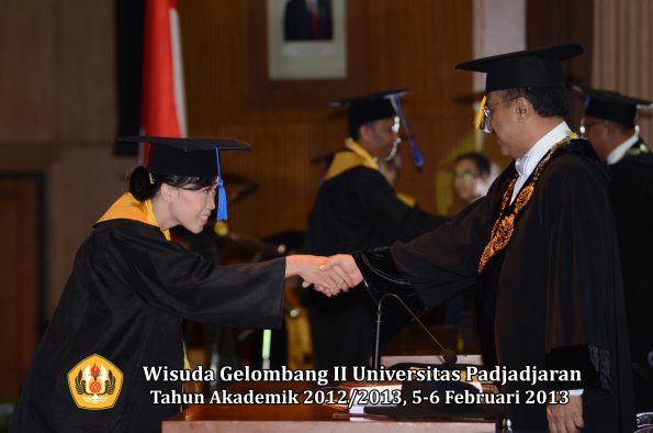 wisuda-unpad-gel-ii-ta-2012_2013-fakultas-ilmu-sosial-dan-ilmu-politik-oleh-rektor-079